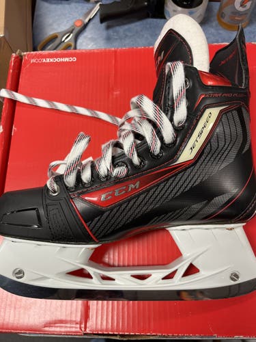 Senior Bauer Regular Width  Size 8 Jetseep Xtra Pro Plus  Hockey Skates