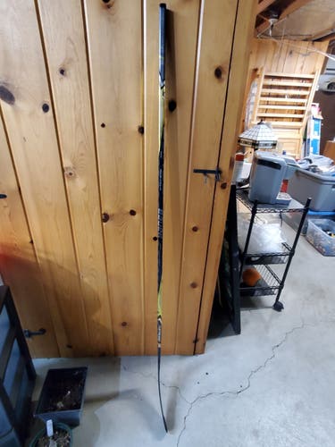 Intermediate Bauer Right Handed Supreme 1S Hockey Stick 75 flex pm9 curve