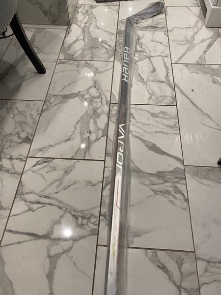 P28 77 Flex Senior Right Handed Vapor Hyperlite Hockey Stick