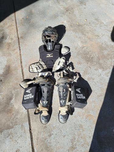 Catcher's Set Used Mizuno 14.5 youth w/ Knee savers
