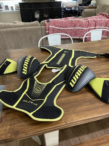 Senior Medium Warrior Alpha QX5 Shoulder Pads