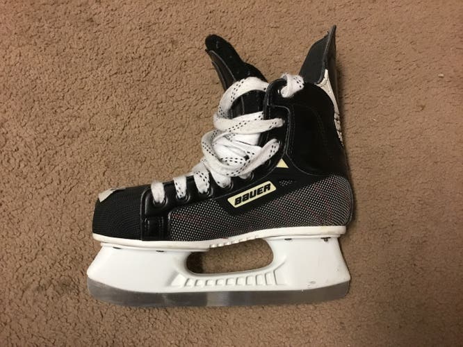 Hockey Skates Junior Used Bauer Supreme 3000 Regular Width Size 5