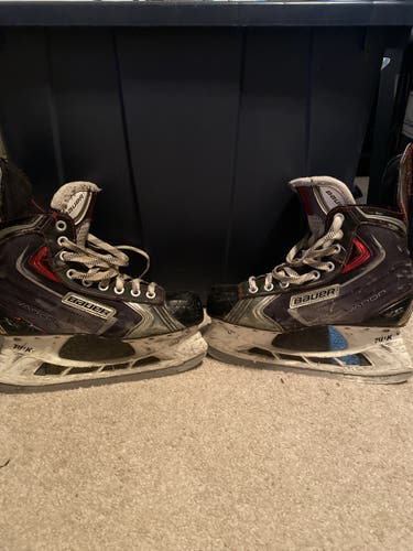 Junior Bauer Regular Width Size 5.5 Vapor X80 Hockey Skates