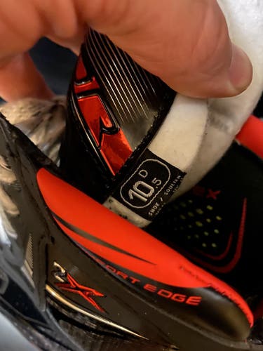 New Bauer Regular Width Size 10.5 Vapor 2X Hockey Skates