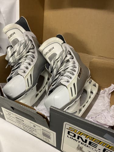 Bauer One .6 White skates . 3D