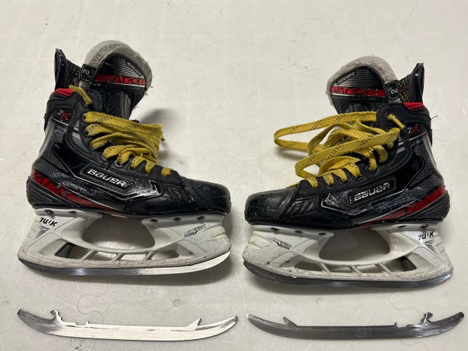 Youth Bauer Regular Width Size 2 Vapor 2X Hockey Skates