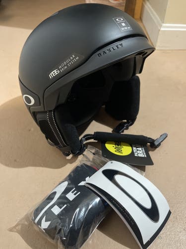 New Medium Oakley MOD 3 MIPS Helmet
