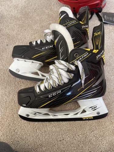 Senior CCM Regular Width  Size 7.5 Ultra Tacks Hockey Skates