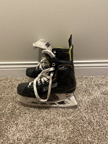 Junior Bauer Extra Wide Width Size 4.5 Supreme S29 Hockey Skates