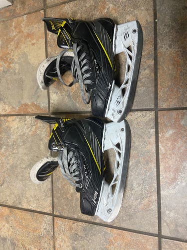 Junior CCM Regular Width Size 5 Tacks 5092 Hockey Skates
