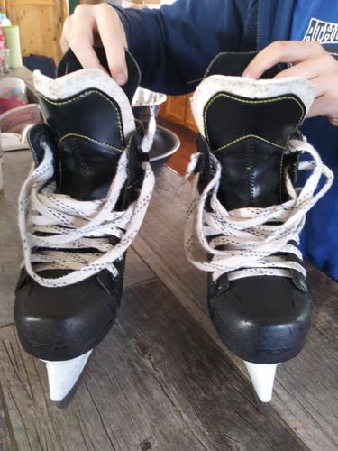 Hockey Skates Junior Used CCM Tacks 9040 Regular Width Size 1
