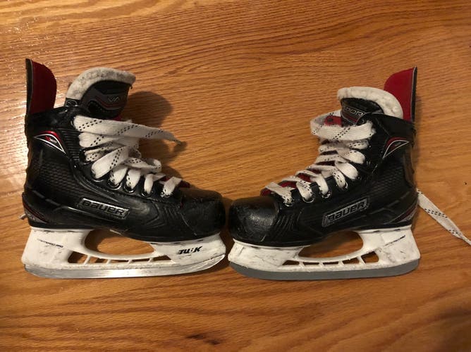 Youth Bauer Regular Width  Size 13 Vapor X500 Hockey Skates