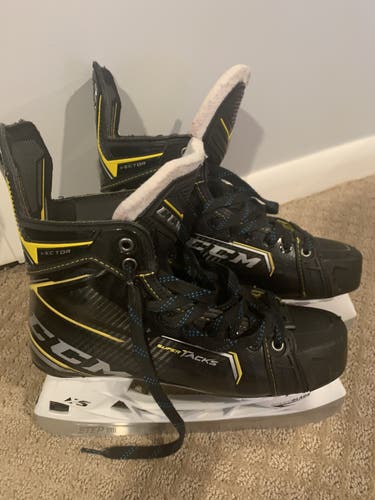 CCM Tacks Vector Hockey Skates Size 9