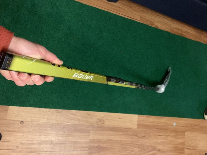 Senior Right Handed Mid Pattern Pro Stock Vapor Hyperlite Hockey Stick