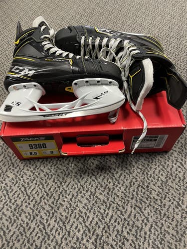CCM Tacks 9080 size 8.5 regular width
