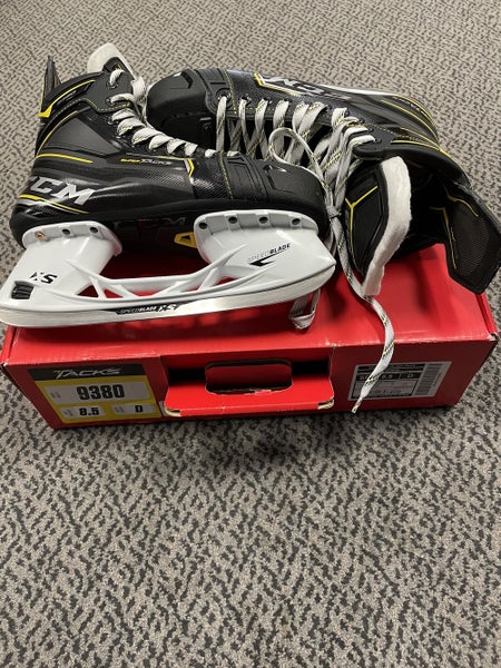 CCM Tacks 9080 size 8.5 regular width