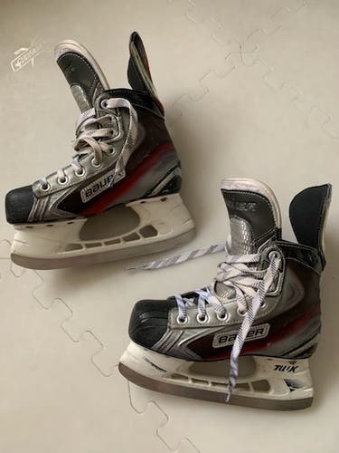 Youth Bauer Regular Width  Size 1 Vapor X7.0 Hockey Skates