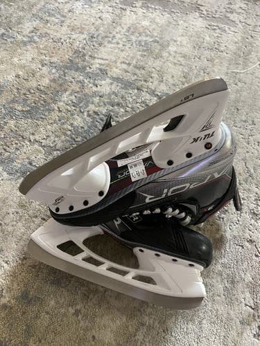 Hockey Skates Senior Used Bauer Vapor X3.0 Regular Width Size 9
