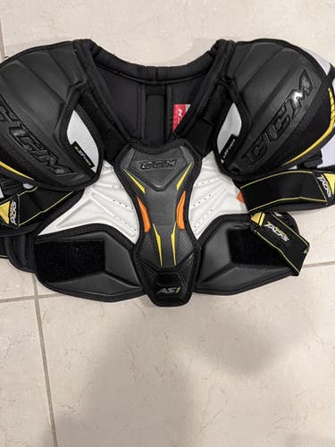 Junior Medium CCM  Super Tacks AS1 Shoulder Pads