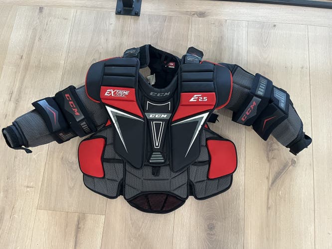 Large -X-Large CCM Extreme Flex E2.5 Junior Chest Protector