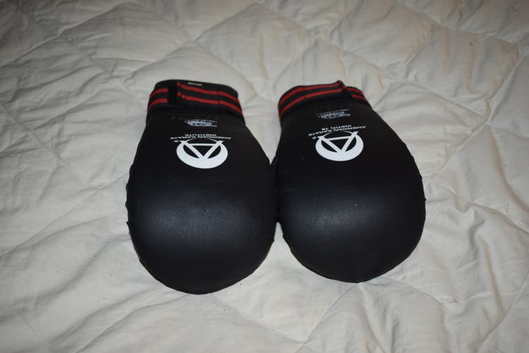 Karate / Martial Arts Gloves, Black/Red, Small