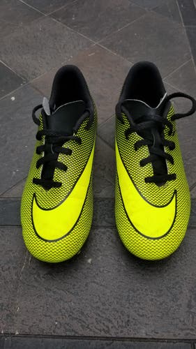 Used Youth Yellow & Black Nike Soccer Cleats