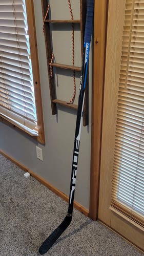 Hockey Stick Intermediate Used Right Handed True XC9 ACF Mid Pattern