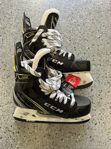 Senior CCM Regular Width  Size 8.5 Super Tacks AS1 Hockey Skates