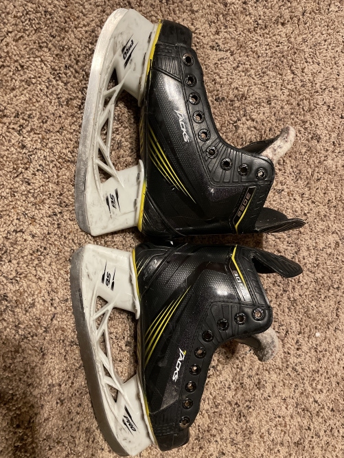 Junior CCM Regular Width Size 3.5 Tacks 3052 Hockey Skates