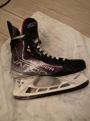 Senior Bauer Regular Width  Size 8 Vapor Hyperlite Hockey Skates