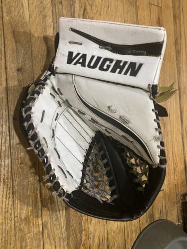 Vaughn Ventus LT88 Goalie Glove Used Regular Sr.