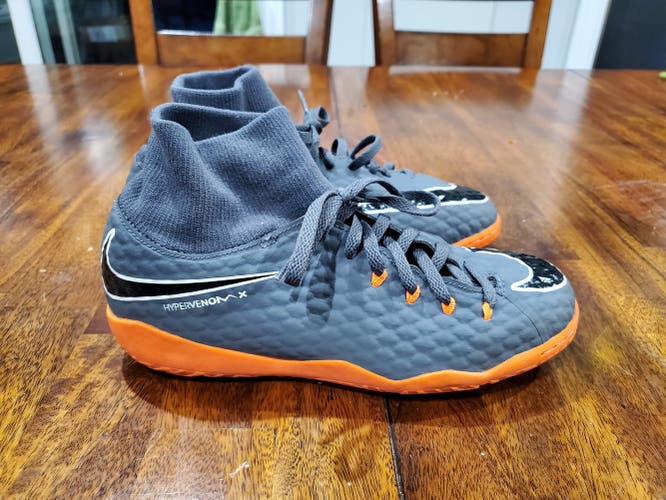 Used Nike Youth Gray Indoor Football Shoes