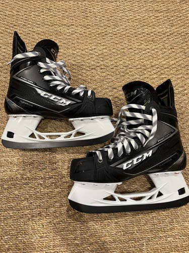 Senior CCM Regular Width Size 8 Ribcor 80K Hockey Skates