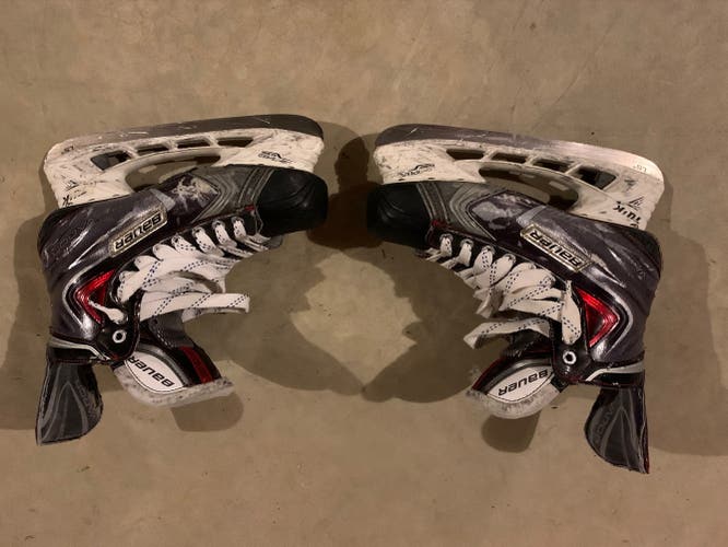 Senior Bauer Regular Width  Size 9.5 Vapor X100 Hockey Skates