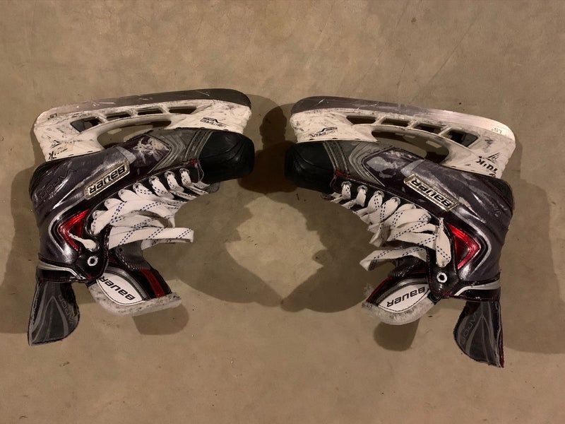 Senior Bauer Regular Width Size 9.5 Vapor X100 Hockey Skates