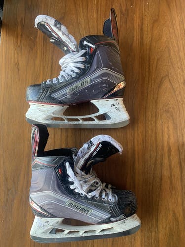 Senior Bauer Regular Width Size 9 Vapor X700 Hockey Skates