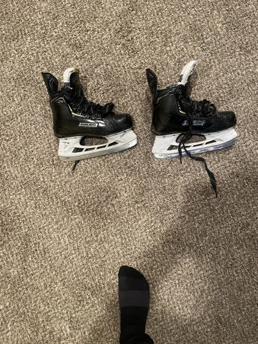 Junior Bauer  Size 4 Supreme 2S Hockey Skates