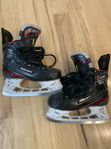 Hockey Skates Junior Used Bauer Vapor X Shift Pro Regular Width Size 3