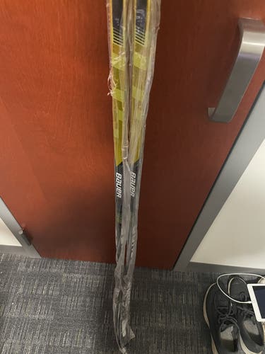 Senior Right Handed Toe Pattern Pro Stock Supreme UltraSonic Hockey Stick