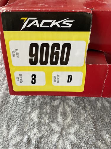 Junior CCM Regular Width  Size 3 Tacks 9060 Hockey Skates