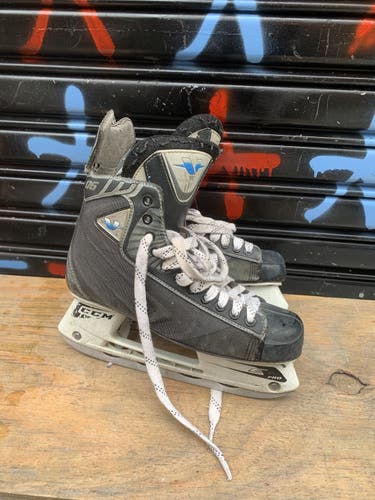 Mens 9.5 skate size (11 shoe size) CCM VECTOR 06 V e pro hockey skates