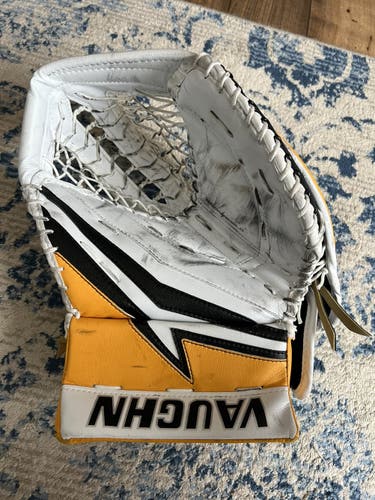 Vaughn V9 Pro Carbon Goalie Glove