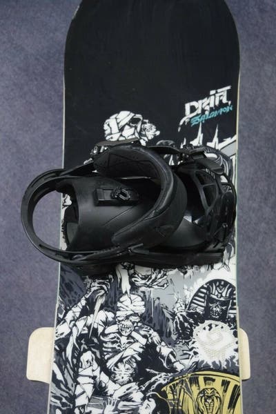 SALOMON DRIFT SNOWBOARD SIZE 156 CM WITH LARGE BINDINGS