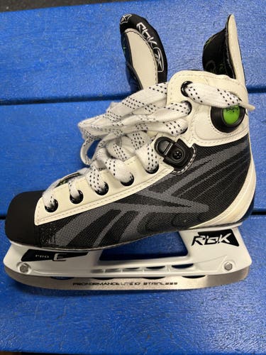 Junior Reebok Regular Width  Size 3 7k pump Hockey Skates