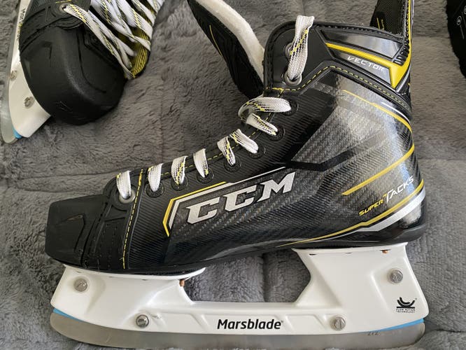 Marsblade Senior CCM Regular Width Tacks vector Size 8.5 Hockey Skates