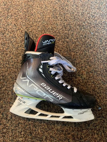 Senior Bauer Wide Width  Size 6.5 Vapor Hyperlite Hockey Skates