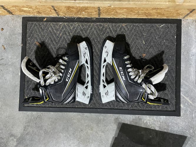 Senior CCM Extra Wide Width  Size 7 Tacks 9090 Hockey Skates