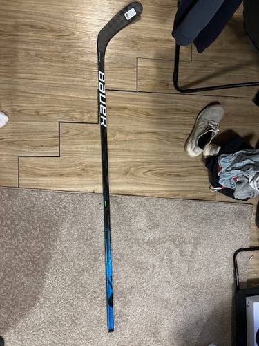Senior Right Handed P28 87 Flex Nexus Geo Hockey Stick