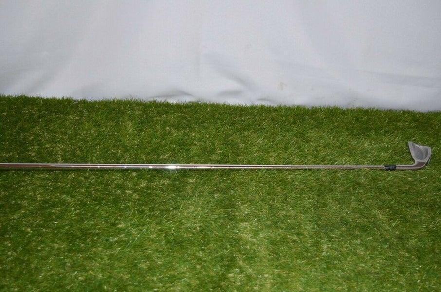 Mizuno 	Silver Cup Midsize 	4 Iron 	Right Handed 	38.5"	Steel 	Stiff	New Grip