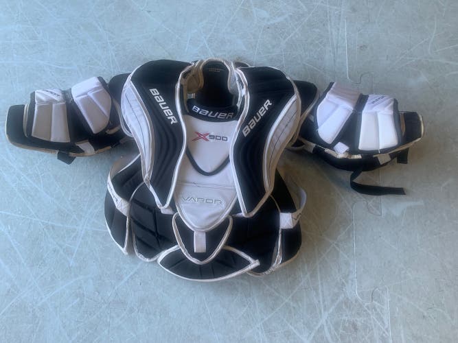 Used Medium Bauer  Vapor X900 Goalie Chest Protector